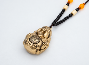 Talizman „Cai Shen” – Bóg Bogactwa – złocisty amulet z czarnymi i żółtymi koralikami
