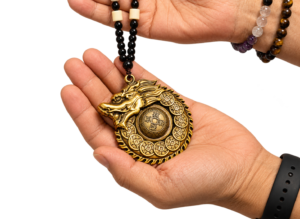 Talizman „Jin Long” – Złoty Smok – chiński mosiężny amulet na ozdobnym sznurze koralików