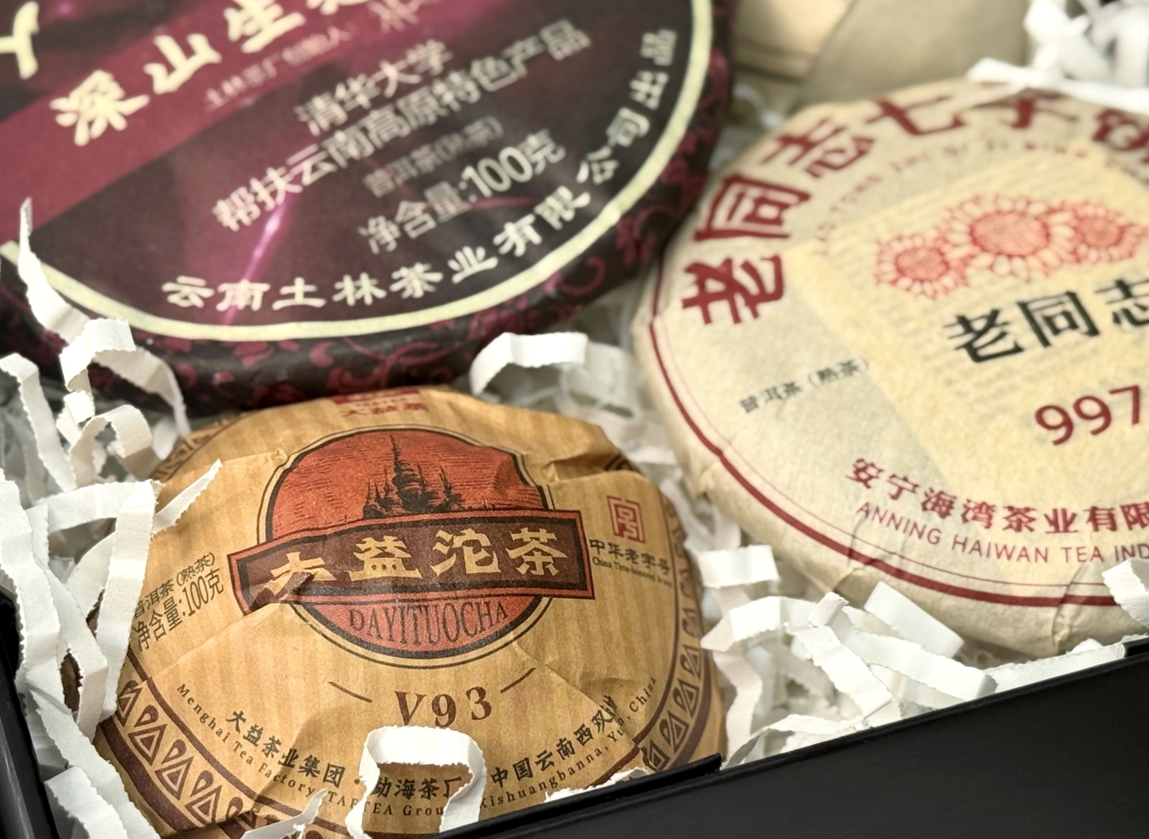 Zestaw Shu Pu-erhów „4 FACTORIES” – Shu Pu-Erh Menghai Da Yi V93, Tulin i Lao Tong Zhi