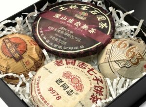 Zestaw Shu Pu-erhów „4 FACTORIES” – cztery herbaty po 100 g w otwartym pudełku