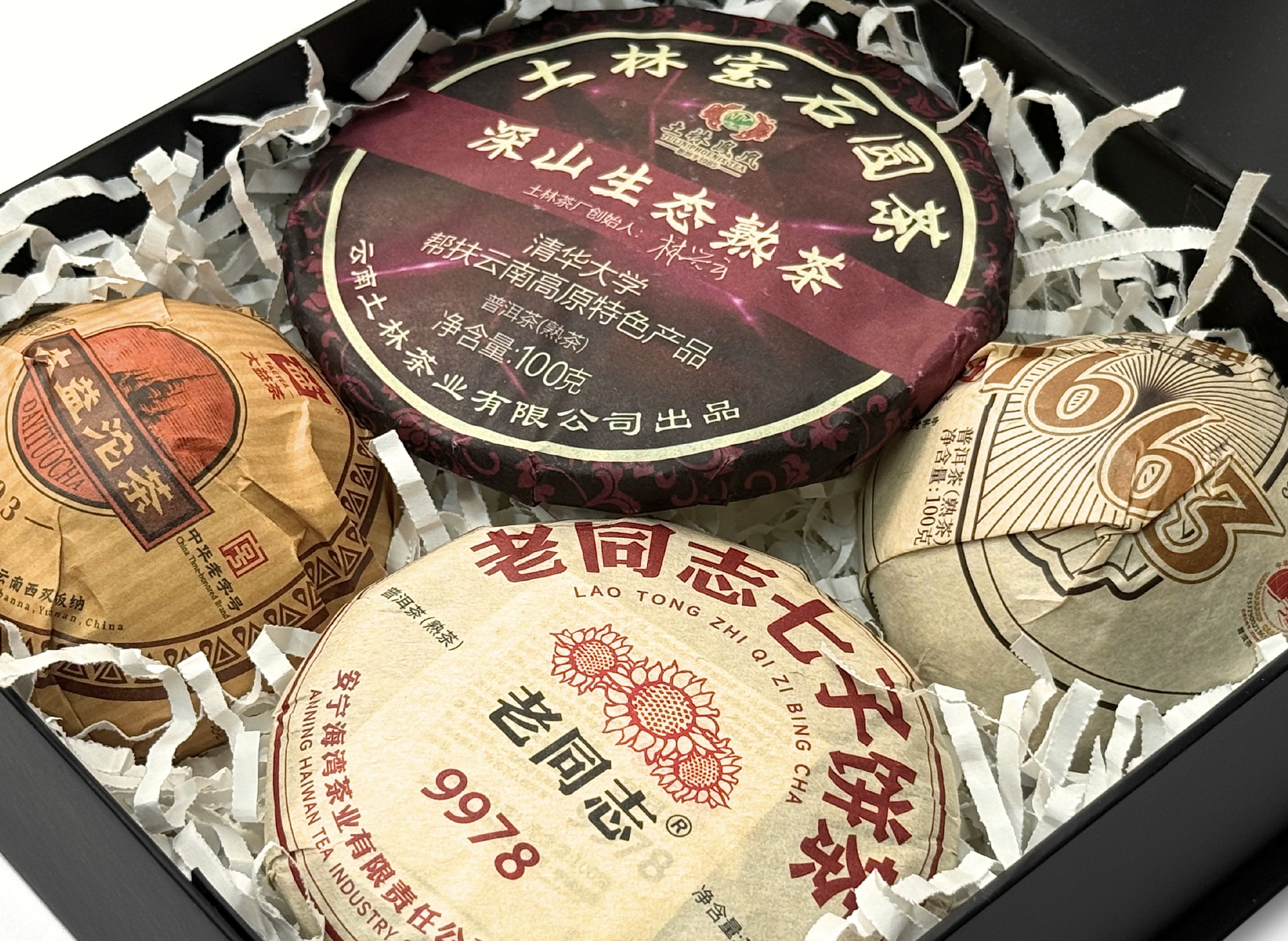Zestaw Shu Pu-erhów „4 FACTORIES” – cztery herbaty po 100 g w otwartym pudełku
