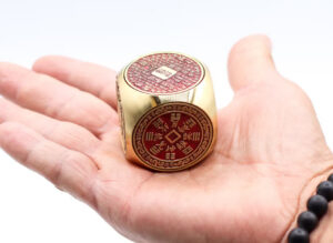 Talizman „Monety Szczęścia” – masywna mosiężna kostka 4 cm z tradycyjnymi chińskimi symbolami