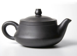 Czajnik „Xuan Shui” 280 ml, glina Yixing – widok z góry na czarny czajniczek z okrągłą pokrywką