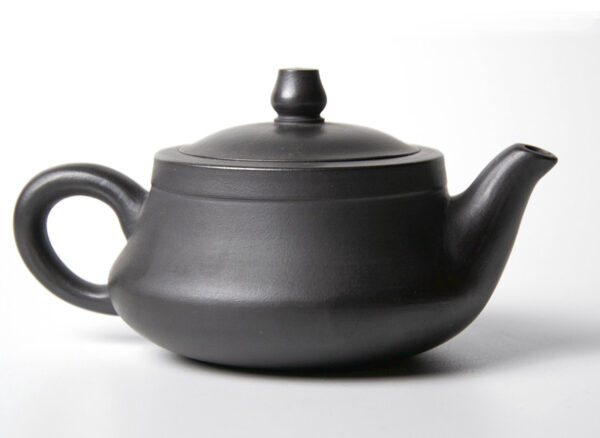 Czajnik „Xuan Shui” 280 ml, glina Yixing – widok z góry na czarny czajniczek z okrągłą pokrywką