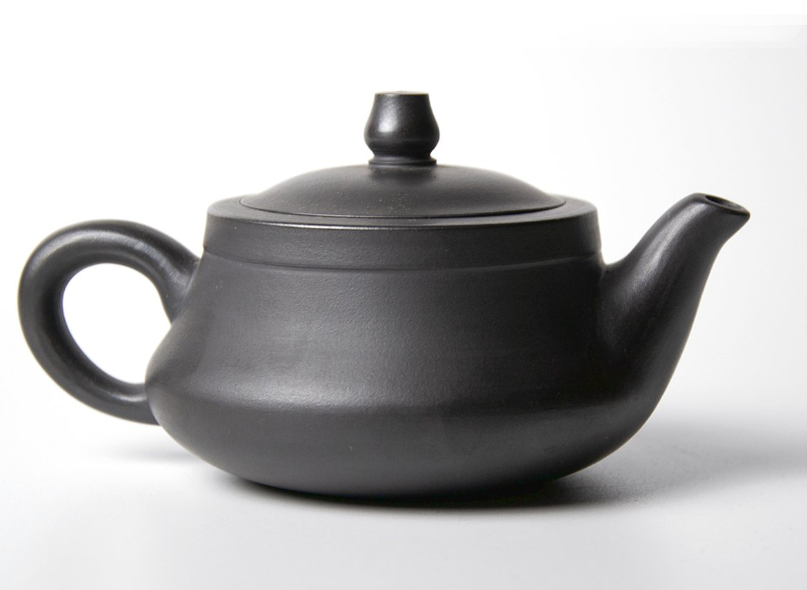 Czajnik „Xuan Shui” 280 ml, glina Yixing – widok z góry na czarny czajniczek z okrągłą pokrywką